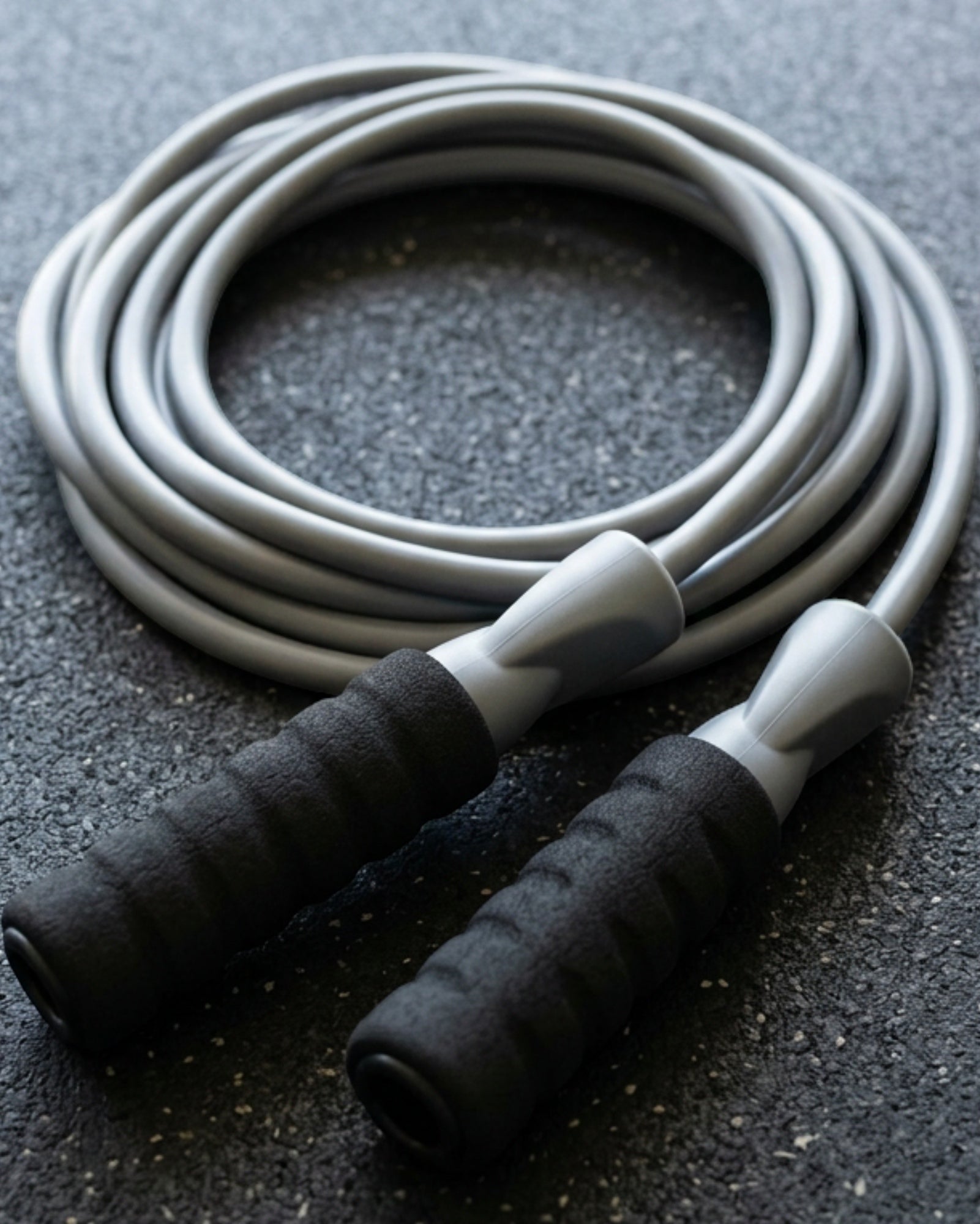 Terao Weighted Training Jump Rope 2.9 m with Foam Handles Gray - Lifestyle view